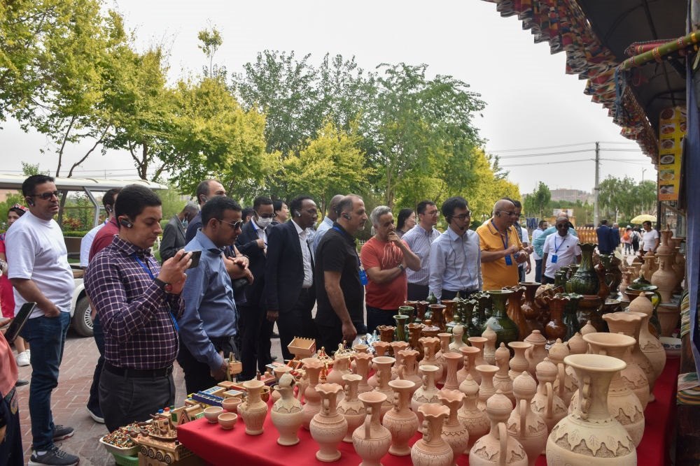 2023年5月31日，阿拉伯國家聯盟代表團一行在新疆喀什古城參觀訪問。新華社記者 高晗 攝