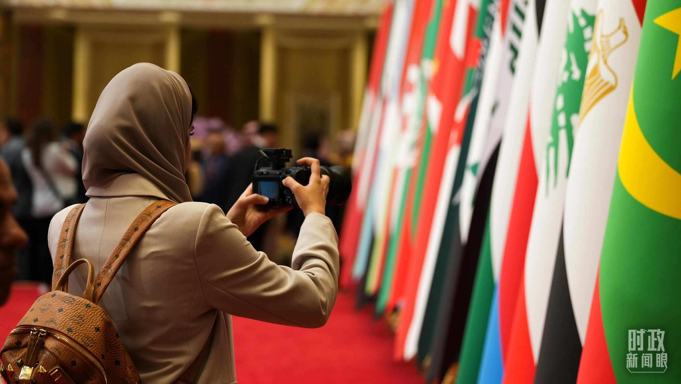 △外國媒體拍攝現(xiàn)場旗陣。（總臺國廣記者李晉拍攝）