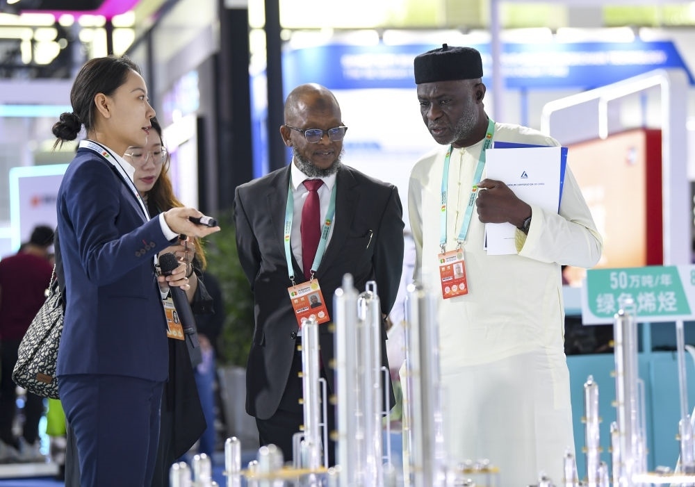 2023年9月22日，嘉賓在第六屆中阿博覽會上了解清潔能源項目。新華社記者 馮開華 攝