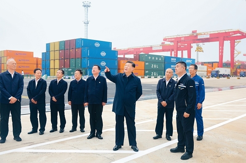 2024年5月22日至24日，中共中央總書記、國家主席、中央軍委主席習近平在山東考察。這是22日下午，習近平在日照港察看全自動化集裝箱碼頭作業(yè)場景。 新華社記者 鞠鵬/攝