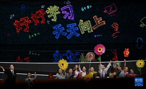 6月1日，演員在“我和祖國一起成長”主題演出活動中表演。新華社記者 金良快 攝