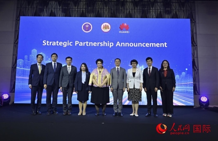 數(shù)字人才峰會現(xiàn)場。左五為泰國高等教育、科學(xué)、研究和創(chuàng)新部長素巴瑪·伊沙拉帕迪，右三中國駐泰國大使館教育參贊許蘭，右四為華為泰國技術(shù)有限公司總經(jīng)理李雄偉。人民網(wǎng)記者 簡承淵攝