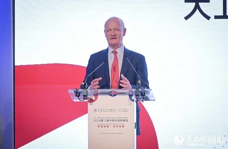英國(guó)前負(fù)責(zé)大學(xué)與科研事務(wù)的國(guó)務(wù)大臣、英國(guó)皇家學(xué)會(huì)院士大衛(wèi)·威利茨致辭。人民網(wǎng) 郭錦標(biāo)攝