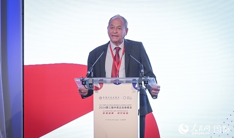 英國(guó)48家集團(tuán)俱樂(lè)部榮譽(yù)主席斯蒂芬·佩里致辭。人民網(wǎng) 郭錦標(biāo)攝