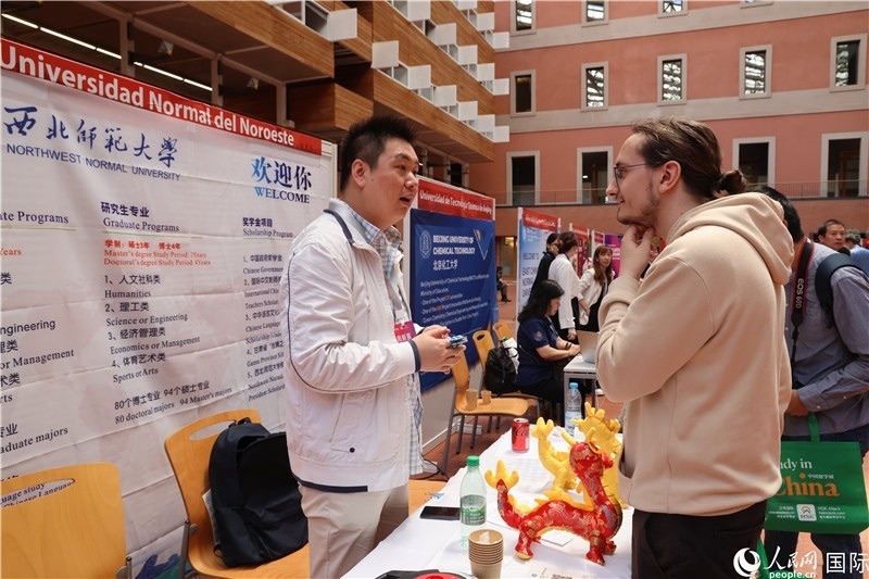 西班牙應(yīng)屆畢業(yè)生在展臺(tái)前咨詢。人民網(wǎng)記者 顏歡攝