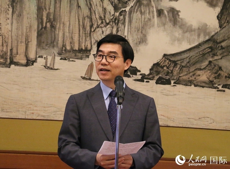 中國駐日本大使館施泳公使致辭。人民網(wǎng) 許可攝