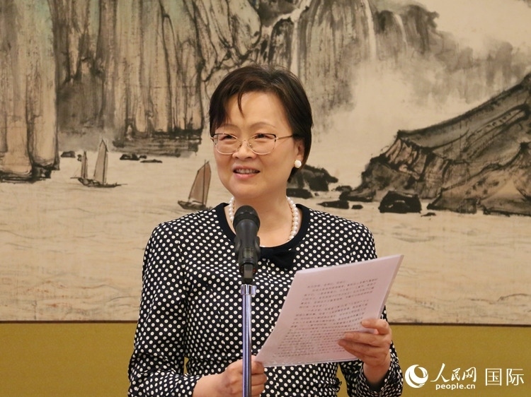 大使夫人丁玥致辭。人民網(wǎng) 許可攝