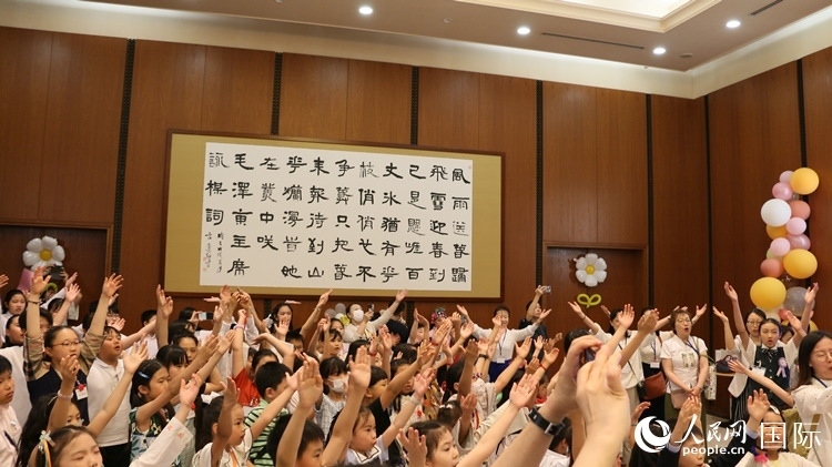 小朋友們合唱《明天會更好》。人民網(wǎng) 許可攝