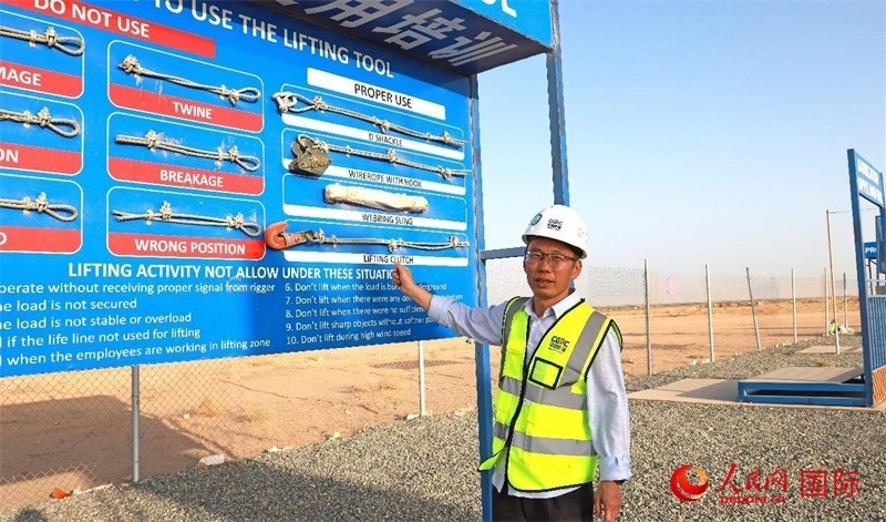 中國能建國際工程公司副總經(jīng)理兼阿爾舒巴赫電站項目經(jīng)理熊高峽展示安全培訓中心設施。人民網(wǎng)記者 管克江攝