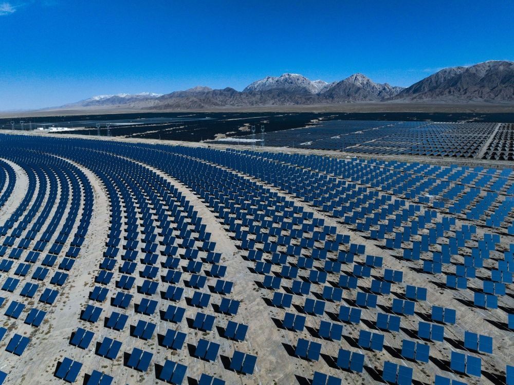 這是2024年4月23日在青海省海西蒙古族藏族自治州德令哈市光伏（光熱）產(chǎn)業(yè)園拍攝的光熱電站（無人機(jī)照片）。新華社記者 張龍 攝