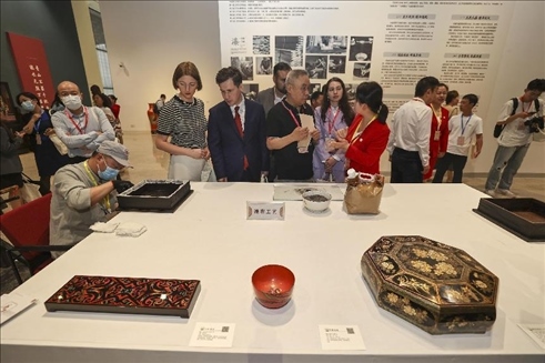 2023年5月28日，北京，推光漆器匠人為駐華使節(jié)展示技藝。