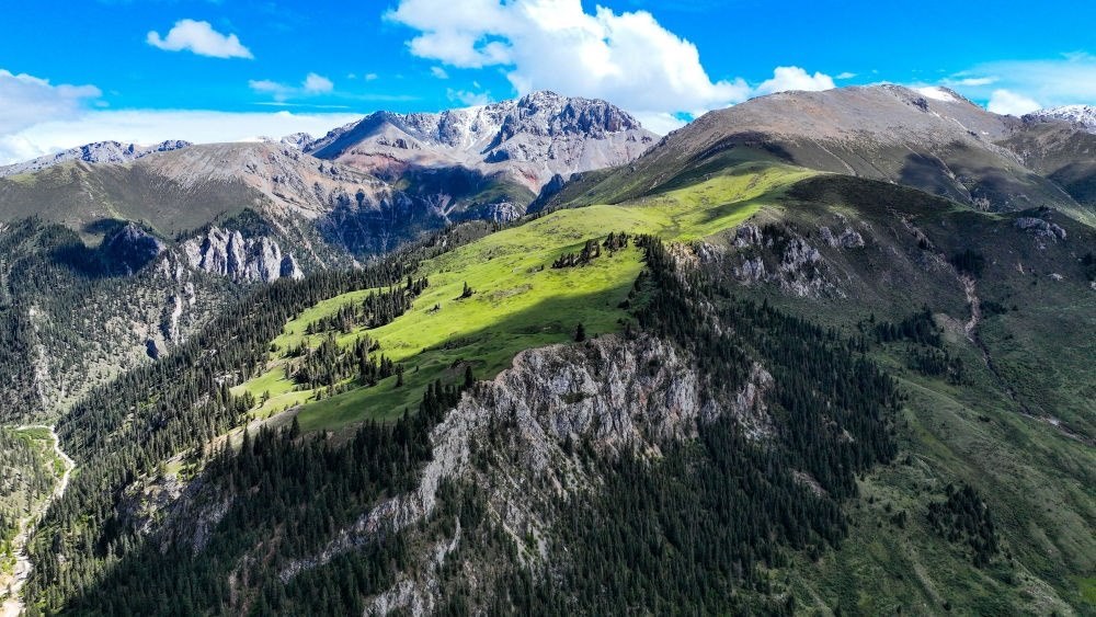 這是2023年6月18日在青海省玉樹藏族自治州囊謙縣拍攝的風(fēng)光（無人機(jī)照片）。新華社記者 張龍 攝