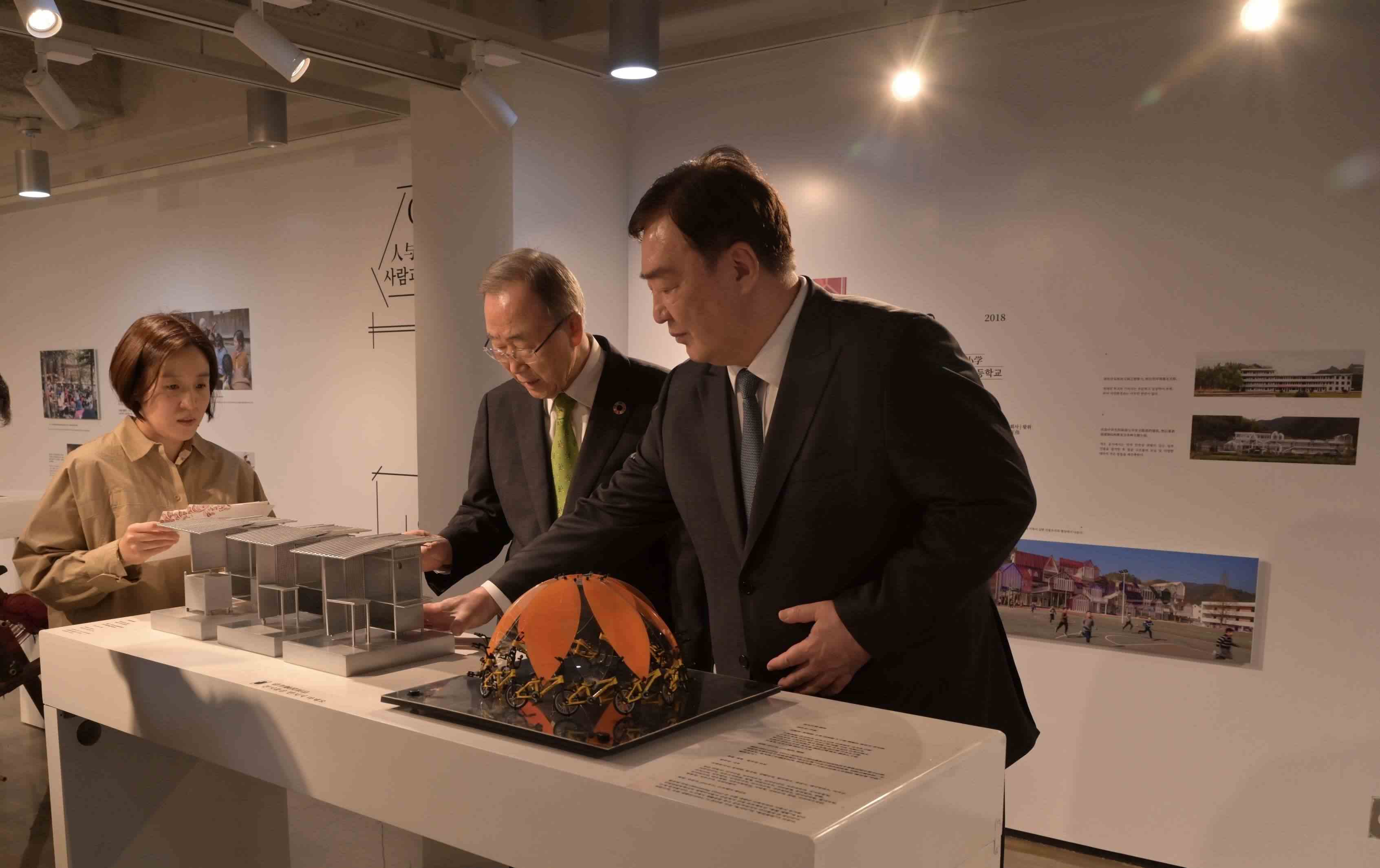 邢海明（右一）與潘基文共同參觀《自然生活傳承——美麗中國特展》。首爾中國文化中心供圖