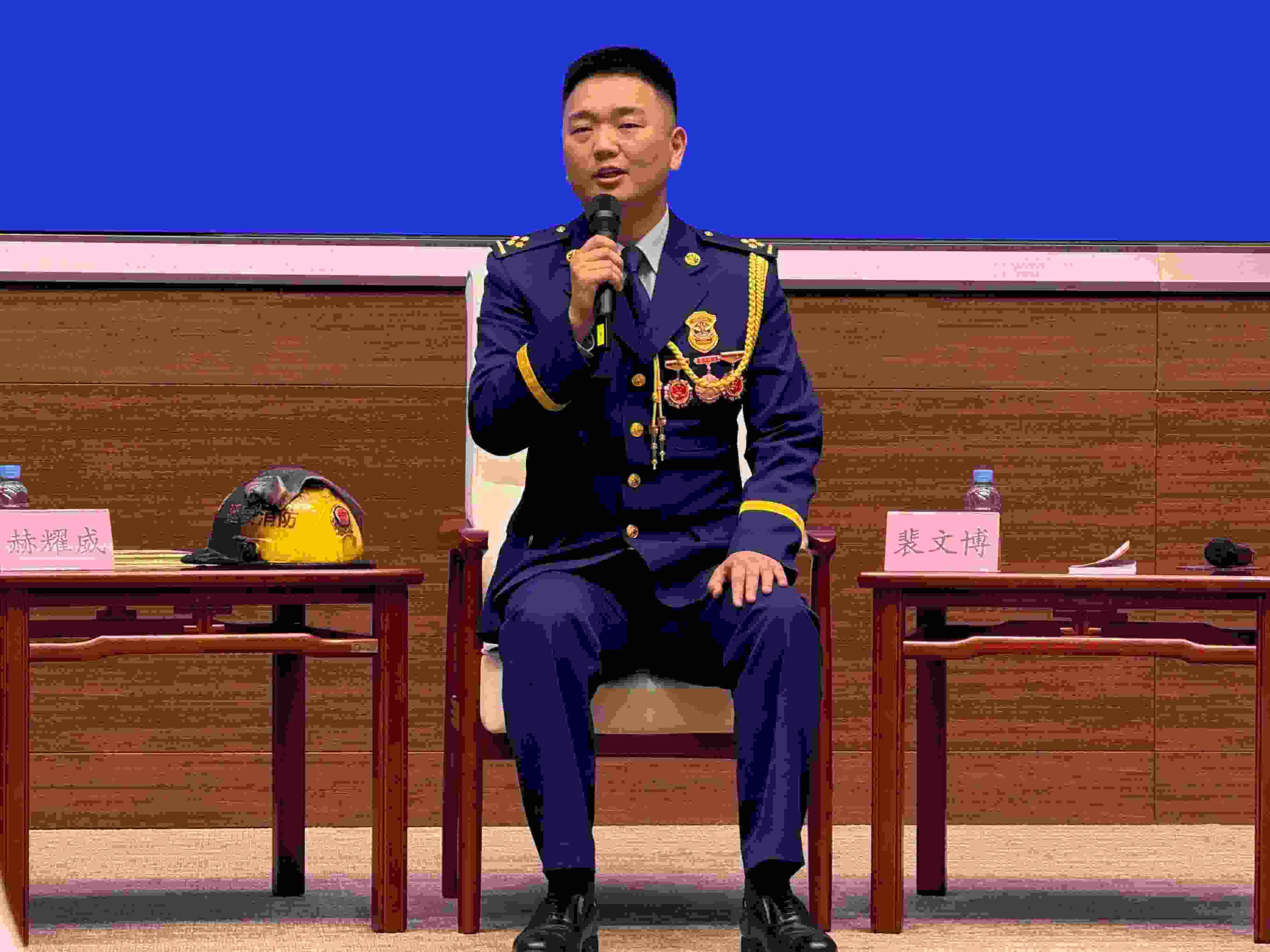 寶塔消防救援站政治指導(dǎo)員裴文博在回答記者提問。人民網(wǎng)記者 郝萍攝