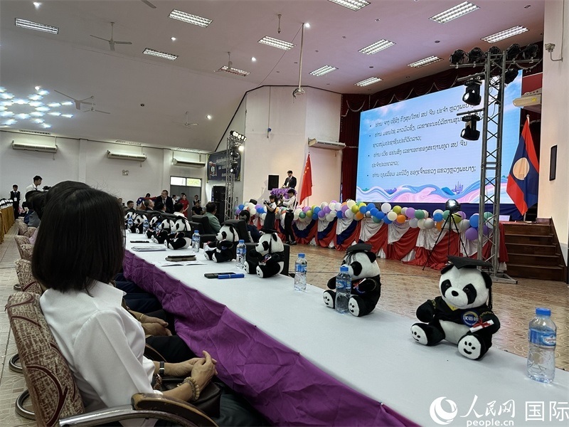 圖片：中老嘉賓在第二十三屆漢語橋世界大學(xué)生中文比賽老撾賽區(qū)決賽上致辭。孫廣勇攝