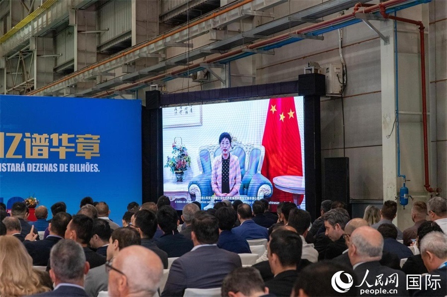 中國(guó)駐里約熱內(nèi)盧總領(lǐng)事田敏在視頻致辭中表示，中國(guó)是米納斯吉拉斯州第一大貿(mào)易伙伴和重要投資來(lái)源國(guó)。近年來(lái)，雙方在貿(mào)易投資、科技創(chuàng)新、裝備制造、人文交流等領(lǐng)域開(kāi)展了富有成果的合作。 人民日?qǐng)?bào)社拉美中心分社 威廉·科埃略·維亞納攝