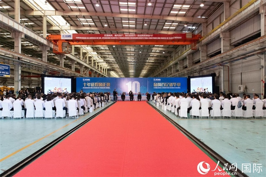 當(dāng)?shù)貢r(shí)間6月6日，徐工巴西制造有限公司（以下簡(jiǎn)稱(chēng)“徐工巴西制造”）投產(chǎn)運(yùn)營(yíng)10周年暨第23456臺(tái)產(chǎn)品下線儀式在巴西米納斯吉拉斯州波蘇阿雷格里市徐工巴西制造基地舉行。 人民日?qǐng)?bào)社拉美中心分社 威廉·科埃略·維亞納攝
