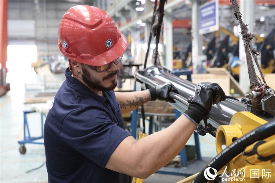 一名徐工巴西制造基地的當(dāng)?shù)貑T工正在進(jìn)行設(shè)備安裝和調(diào)試。 人民日?qǐng)?bào)社拉美中心分社 威廉·科埃略·維亞納攝