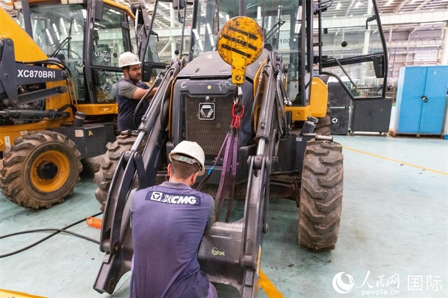 兩名徐工巴西制造基地的當(dāng)?shù)貑T工正在進(jìn)行設(shè)備安裝和調(diào)試。 人民日?qǐng)?bào)社拉美中心分社 威廉·科埃略·維亞納攝