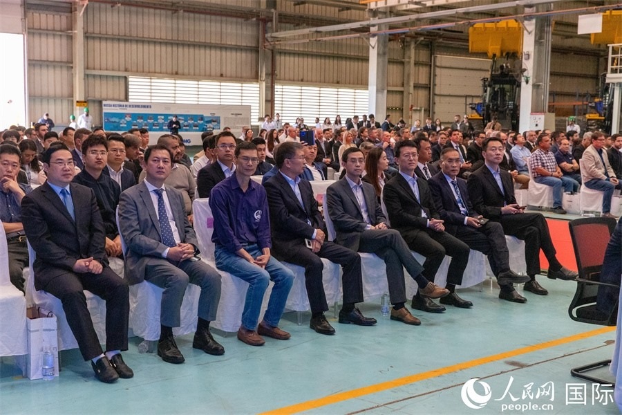 巴西米納斯吉拉斯州、波蘇阿雷格里市政府官員，徐工巴西制造的供應(yīng)商、經(jīng)銷(xiāo)商、客戶伙伴和員工代表，以及在巴中資機(jī)構(gòu)代表等200多人，出席了徐工巴西制造投產(chǎn)運(yùn)營(yíng)10周年暨第23456臺(tái)產(chǎn)品下線儀式。 人民網(wǎng) 威廉·科埃略·維亞納攝