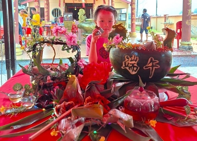 小朋友展示學(xué)裹粽子的成品照。組委會(huì)供圖