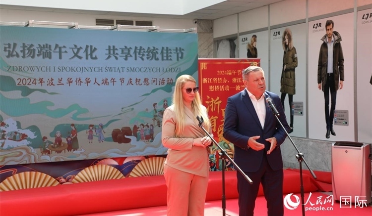 皮耶霍欽斯基（右）在活動上致辭。人民網(wǎng)記者 李增偉攝