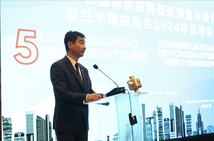 波蘭中國總商會(huì)會(huì)長胡新元致辭。