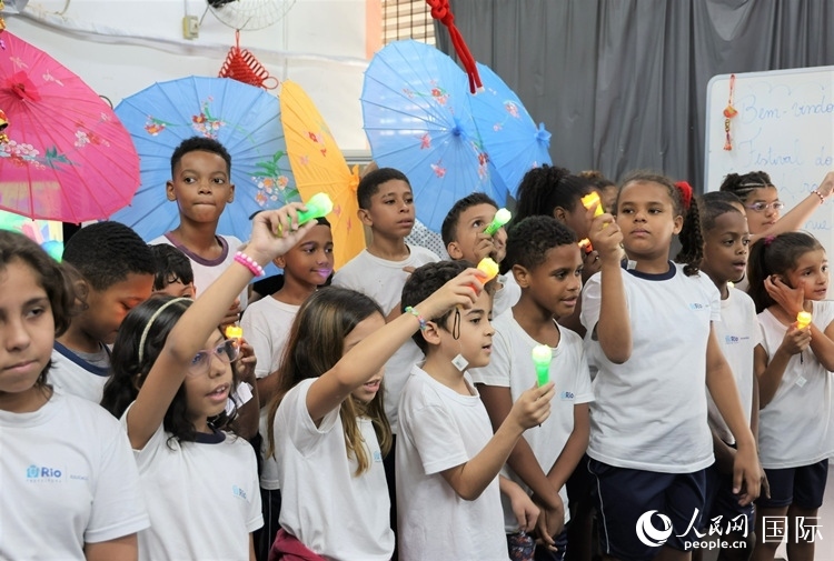 端午節(jié)活動在里約薩繆爾·韋納公立學(xué)校舉辦，該校師生合唱中文歌曲。 人民網(wǎng)記者 時元皓攝