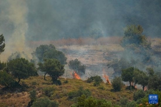 6月12日，以色列北部加利利地區(qū)遭受火箭彈襲擊后冒出滾滾濃煙。新華社發(fā)（阿亞爾·馬戈林?jǐn)z/基尼圖片社）