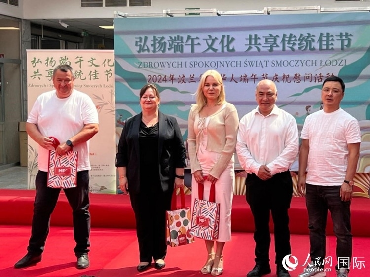 向波蘭友人發(fā)放端午節(jié)慰問(wèn)品。人民網(wǎng)記者 李增偉攝