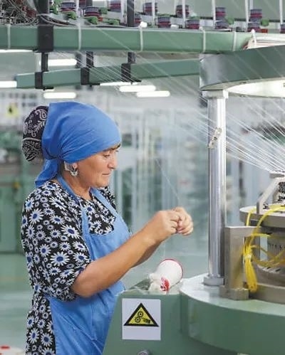 在針織毛坯車間，當(dāng)?shù)毓と苏诮泳€。胡澤曦?cái)z