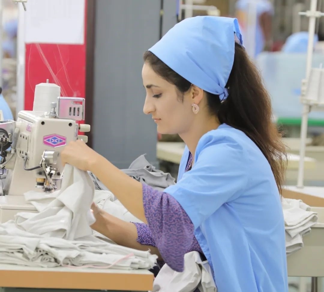 當(dāng)?shù)毓と苏谶M(jìn)行成衣縫紉。胡澤曦?cái)z