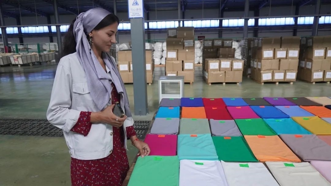 當(dāng)?shù)毓と苏跈z驗(yàn)成品。曲頌攝