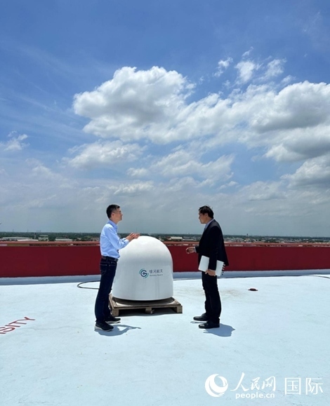 中泰兩國技術人員交流低軌寬帶衛(wèi)星互聯(lián)網(wǎng)運行情況。人民網(wǎng)記者 簡承淵攝