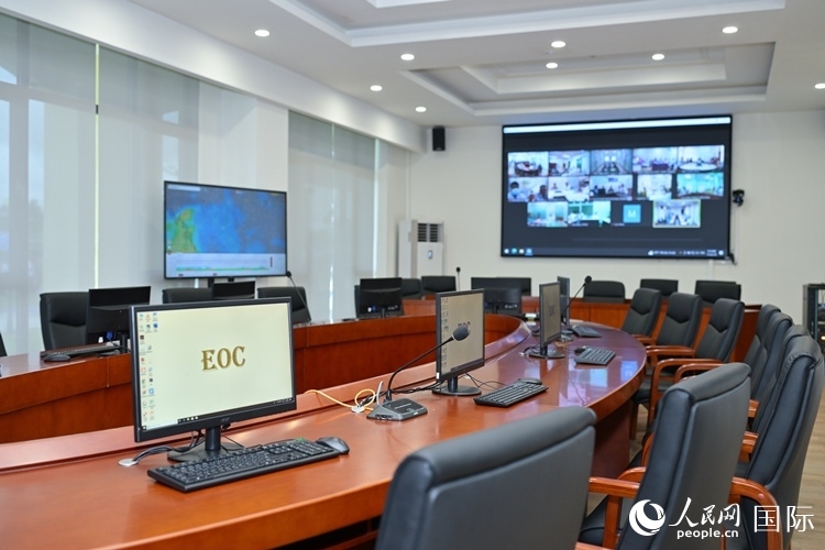 援緬甸國(guó)家疾控中心應(yīng)急指揮中心內(nèi)。人民網(wǎng)記者 謝佳君攝