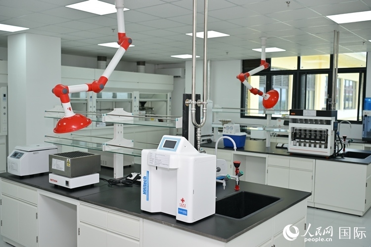 援緬甸國(guó)家疾控中心實(shí)驗(yàn)室內(nèi)。人民網(wǎng)記者 謝佳君攝