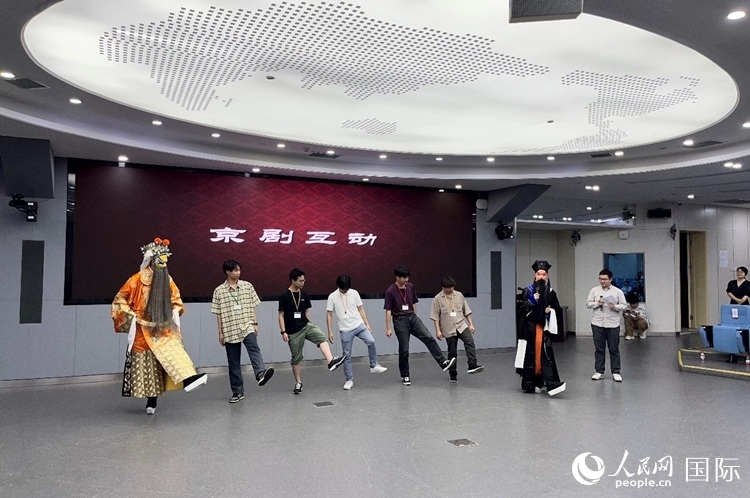 日本大學(xué)生代表團(tuán)學(xué)習(xí)京劇臺步。人民網(wǎng)記者 陳思攝