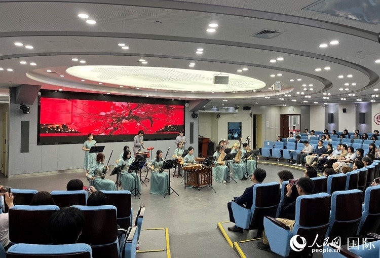 北京第二外國語學(xué)院學(xué)生帶來民樂表演。人民網(wǎng)記者 陳思攝
