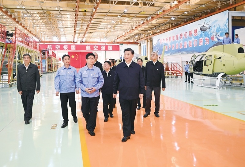 2023年10月10日至13日，中共中央總書記、國家主席、中央軍委主席習近平在江西考察。這是11日上午，習近平在景德鎮(zhèn)市昌河飛機工業(yè)（集團）有限公司考察。 新華社記者 燕雁/攝