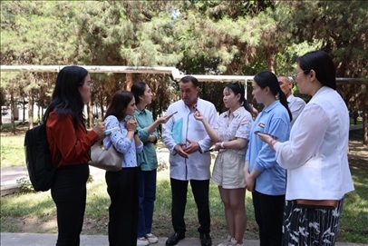 聯(lián)合采訪團隊在采訪塔吉克斯坦中央眼科醫(yī)院副院長馬爾索羅夫·薩爾杜洛。胡澤曦攝