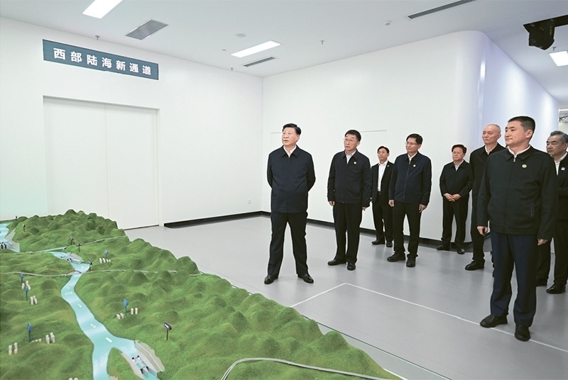 2023年12月14日至15日，中共中央總書記、國家主席、中央軍委主席習近平在廣西考察。這是14日上午，習近平在南寧市考察中國—東盟信息港股份有限公司，結合平陸運河沙盤聽取西部陸海新通道骨干工程建設匯報。 新華社記者 謝環(huán)馳/攝