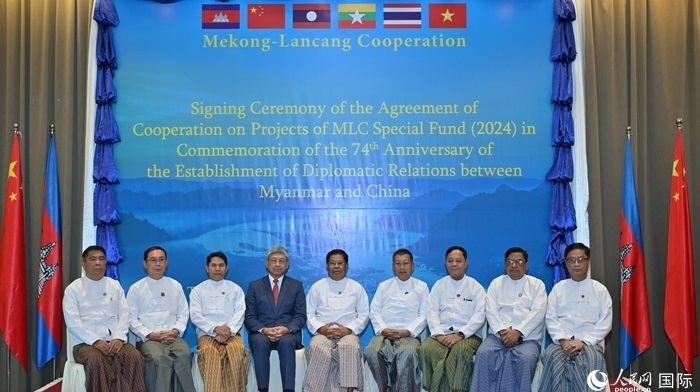 中國駐緬甸大使陳海（左四）與緬方執(zhí)行部委部長合影。人民網(wǎng)記者 謝佳君攝