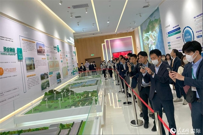 日本創(chuàng)價(jià)學(xué)會(huì)青年代表團(tuán)在烏魯木齊市文化中心規(guī)劃館參觀。人民網(wǎng)記者 張麗婭攝