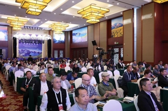  6月15日，“長(zhǎng)白山·世界地質(zhì)公園、世界生物圈保護(hù)區(qū)可持續(xù)發(fā)展會(huì)議”現(xiàn)場(chǎng)。新華社發(fā)