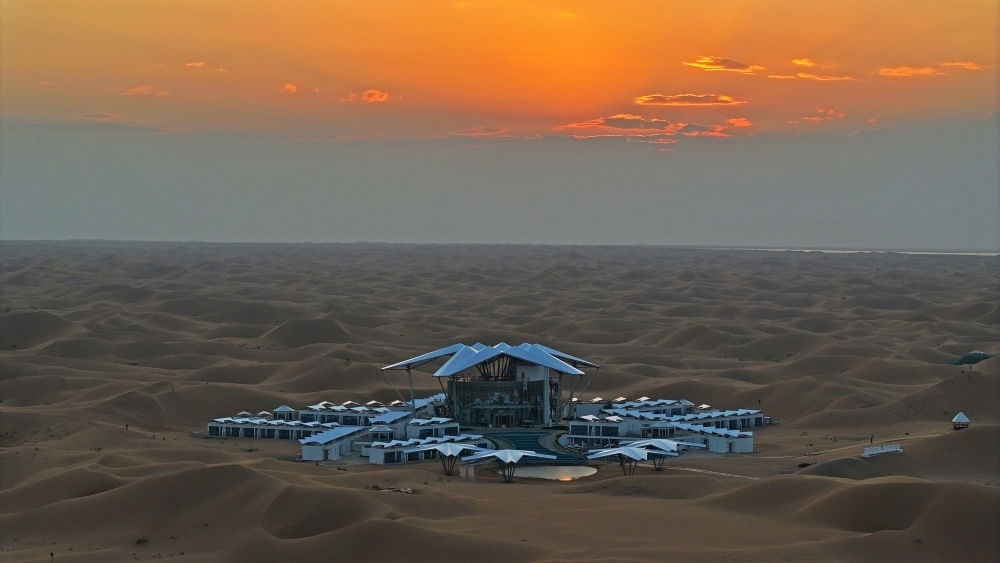 這是位于寧夏中衛(wèi)市沙坡頭景區(qū)的星星酒店（2023年9月6日攝，無人機(jī)照片）。新華社記者 王鵬 攝