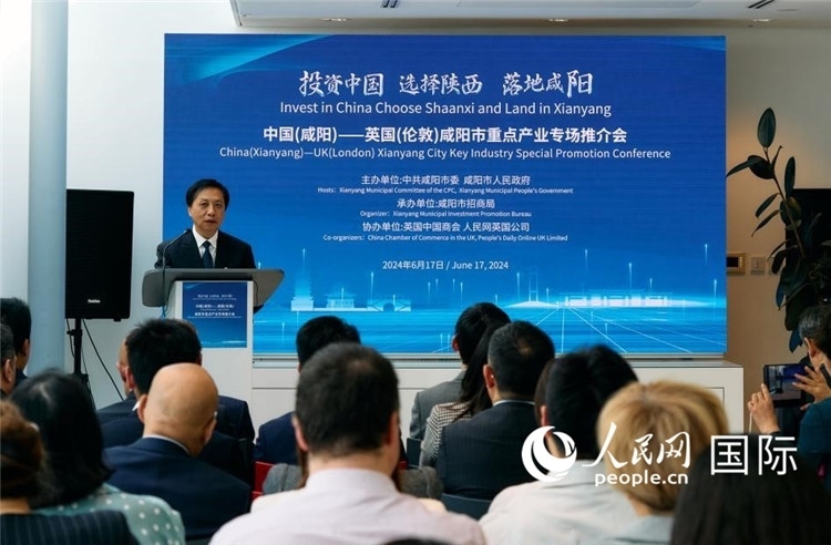 咸陽(yáng)市委書(shū)記夏曉中致辭。