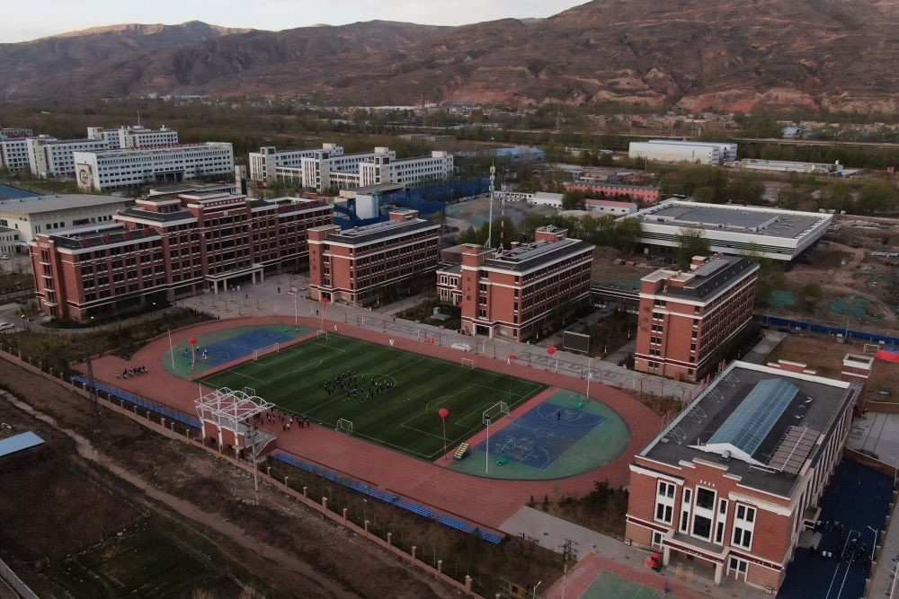 這是果洛西寧民族中學(xué)（2021年4月28日攝，無(wú)人機(jī)照片）。