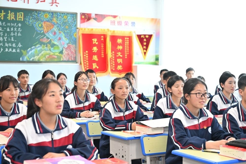 2024年6月18日，果洛西寧民族中學(xué)學(xué)生在上課。