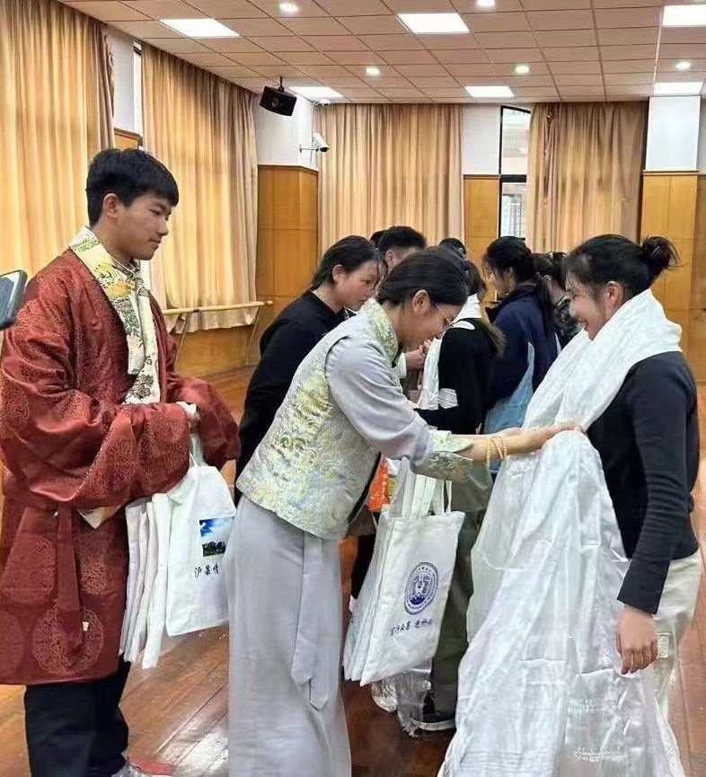 2024年1月18日，在上海市大同中學(xué)，果洛西寧民族中學(xué)學(xué)生給上海大同中學(xué)師生獻(xiàn)哈達(dá)。新華社發(fā)（果洛州教育局供圖）
