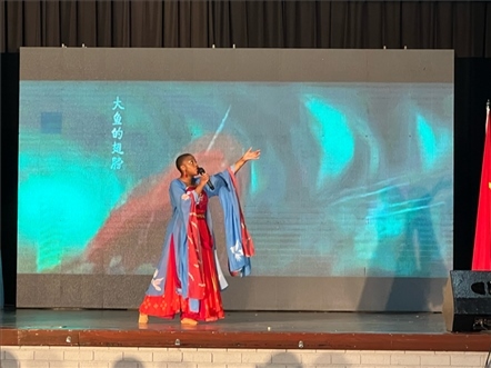 一等獎獲得者彩翼進行才藝表。（圖片來源：孔子課堂）